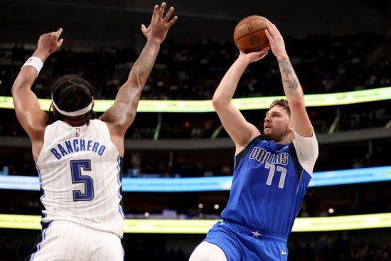  东契奇准三双领衔，独行侠轻取马刺迎四连胜