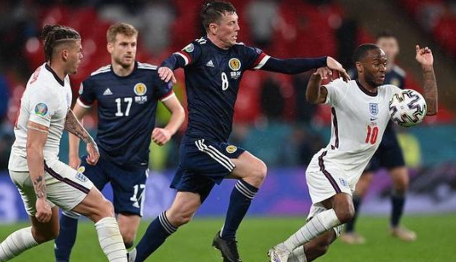  曼联主场憾平维拉，滕哈赫战术遭球迷质疑