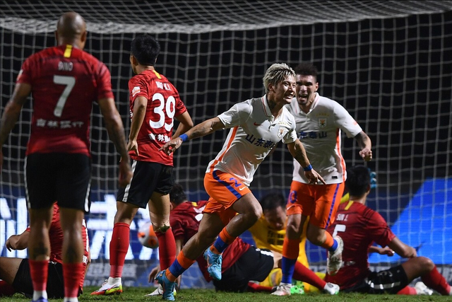  卡尔斯鲁厄替补奇兵建功，补时绝杀改写比赛走势